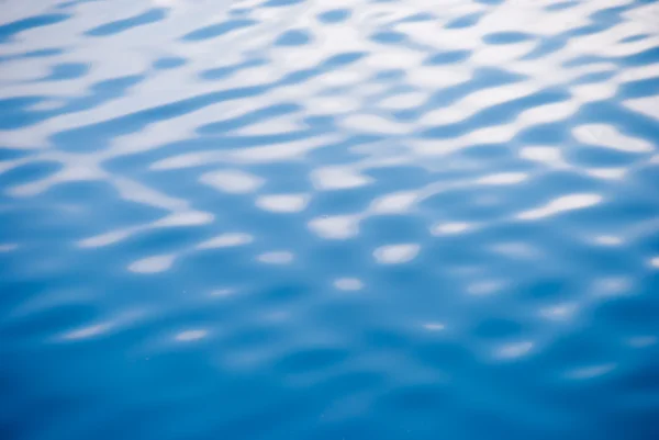 Fließende Wasseroberfläche. Abstrakter Hintergrund — Stockfoto