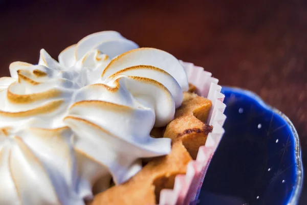 Cupcake auf einem blauen Teller — Stockfoto