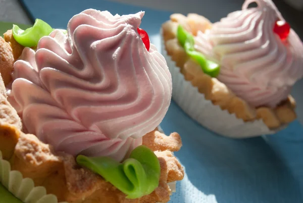 Cupcake colorati su tovaglioli alla luce del sole — Foto Stock