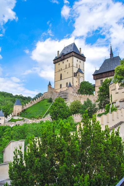 Zamek Karlstejn na zielonym wzgórzu, Praga — Zdjęcie stockowe