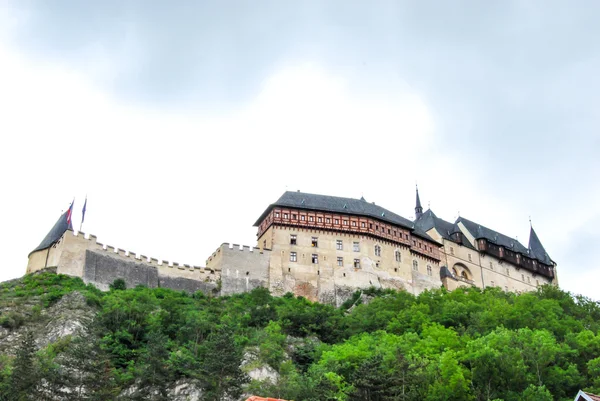 Zamek Karlstejn na zielonym wzgórzu, Praga — Zdjęcie stockowe