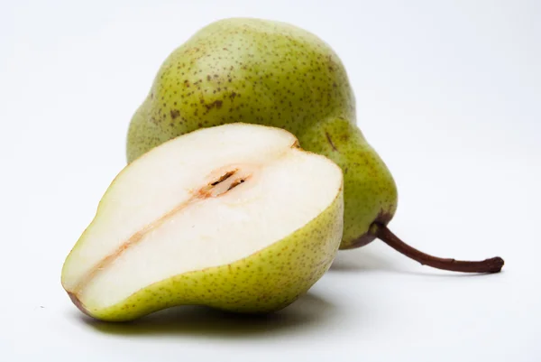 Ett päron med en skiva som isolerad på vit — Stockfoto