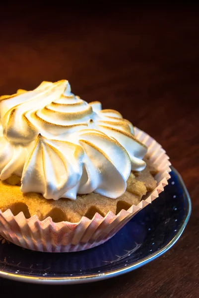 Cupcake em um prato azul — Fotografia de Stock