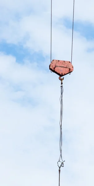 青い曇り空にロープを使ってクレーン フック — ストック写真