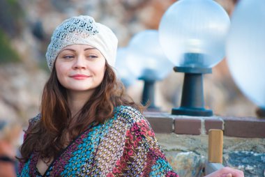 genç kadın elbise ve şapka