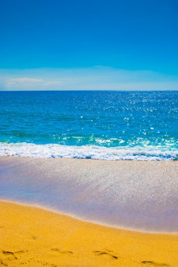 Kumlu sahil ve deniz