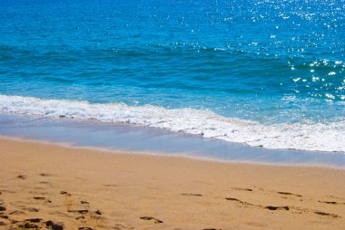 Kumlu sahil ve deniz