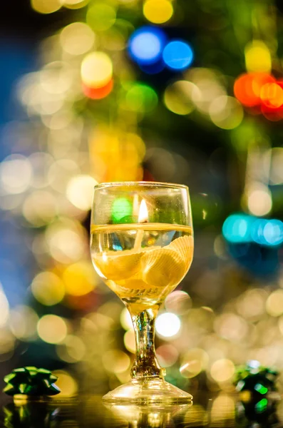 Vela en forma de copa de vino con conchas marinas — Foto de Stock