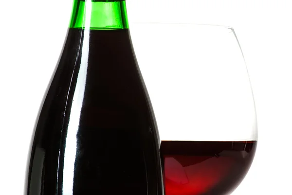 Botella de vino y una copa llena de vino aislado en blanco — Foto de Stock