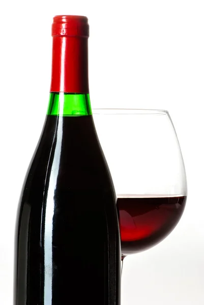 Botella de vino y una copa llena de vino aislado en blanco —  Fotos de Stock