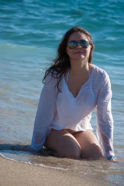 Menina de biquíni em férias no mar — Fotografia de Stock