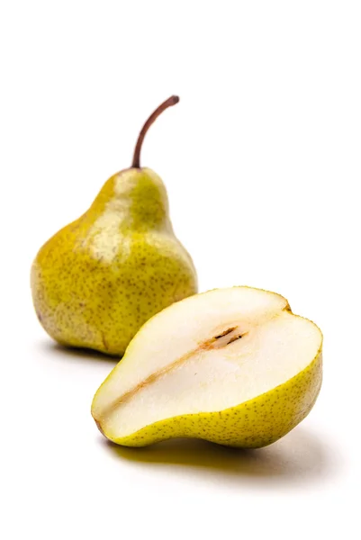 Una pera con una fetta isolata su bianco — Foto Stock