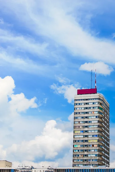Modern building and sky with clouds — Stock Photo, Image