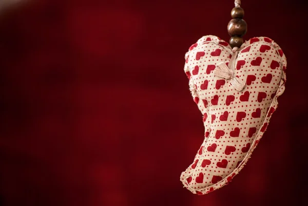 Сердце на красном — стоковое фото