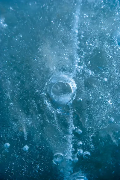 Blasen im gefrorenen Flusseis — Stockfoto