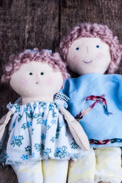 Paar Puppen auf Holz — Stockfoto