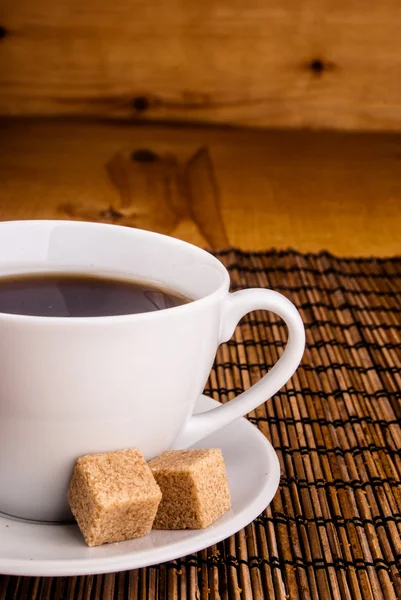 Caffè sul tavolo con zucchero di canna — Foto Stock