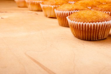 cupcakes ahşap tahta üzerinde yakın çekim.