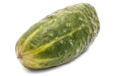 Salatalıklar beyaz üzerine izole