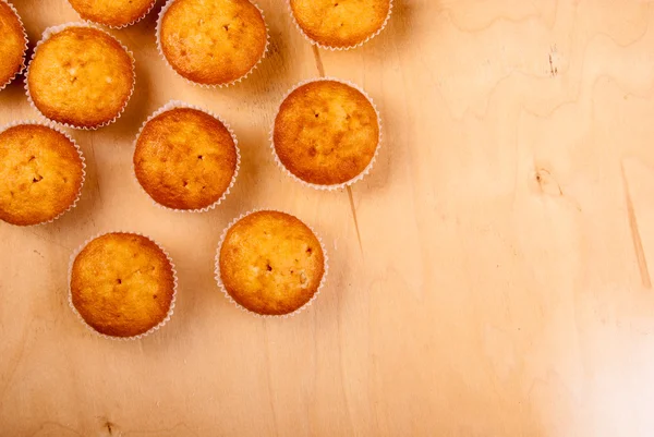 Primer plano de cupcakes sobre tabla de madera . — Foto de Stock