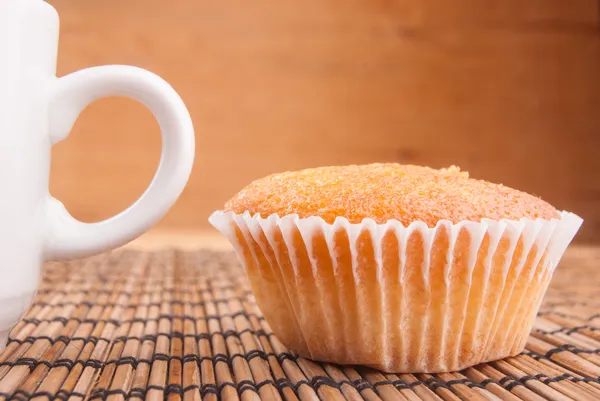 Café expreso en una taza de porcelana blanca sobre la superficie de madera — Foto de Stock