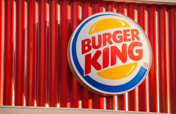 O logotipo da cadeia de fast food "Burger King " — Fotografia de Stock