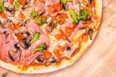 ahşap üzerine pizza