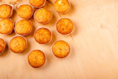 cupcakes ahşap tahta üzerinde yakın çekim.