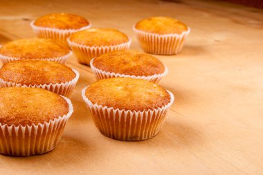 cupcakes ahşap tahta üzerinde yakın çekim.