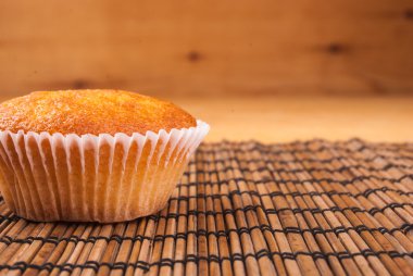 cupcakes ahşap tahta üzerinde yakın çekim.