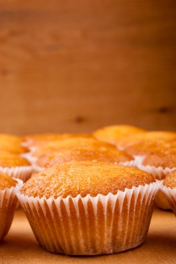 cupcakes ahşap tahta üzerinde yakın çekim.