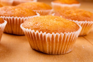 cupcakes ahşap tahta üzerinde yakın çekim.