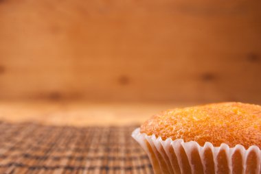 cupcakes ahşap tahta üzerinde yakın çekim.