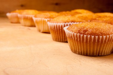 cupcakes ahşap tahta üzerinde yakın çekim.