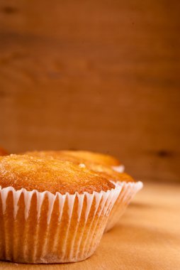 cupcakes ahşap tahta üzerinde yakın çekim.