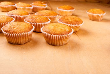 cupcakes ahşap tahta üzerinde yakın çekim.