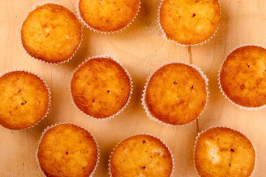 cupcakes ahşap tahta üzerinde yakın çekim.