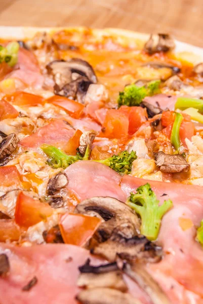 Pizza sobre madera — Foto de Stock