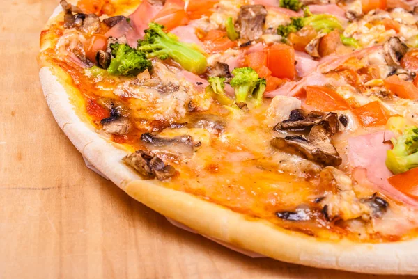 Pizza sobre madera — Foto de Stock