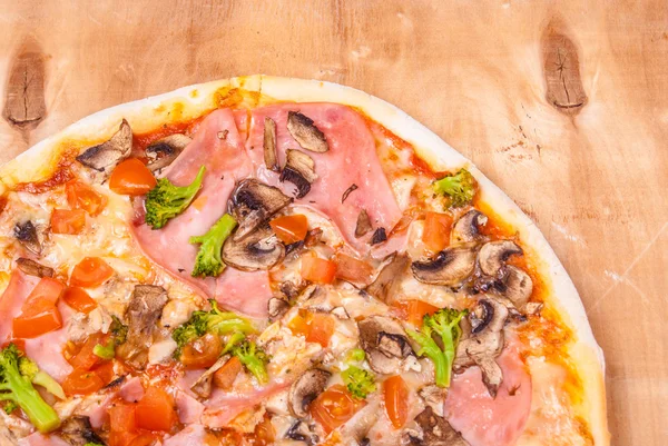Pizza auf Holz — Stockfoto