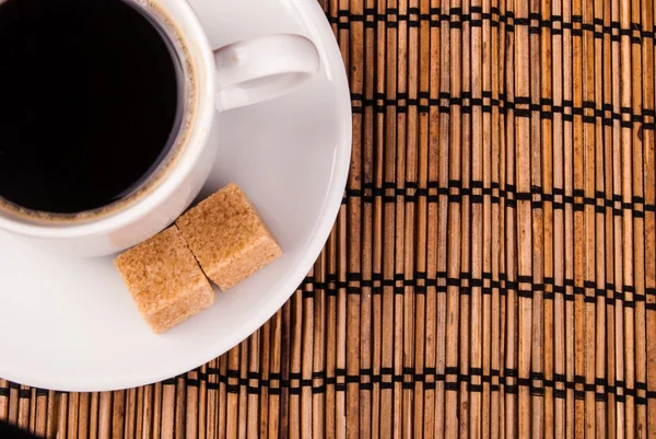 Café en la mesa con azúcar morena — Foto de Stock