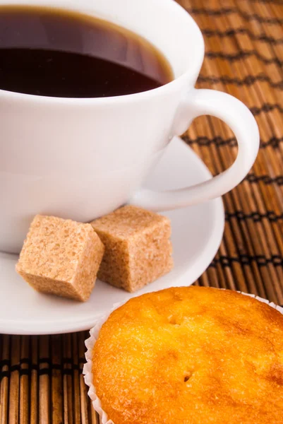 Espresso-Kaffee in einer weißen Porzellantasse über der Holzoberfläche — Stockfoto