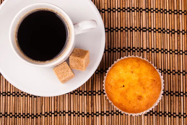 Café expreso en una taza de porcelana blanca sobre la superficie de madera — Foto de Stock