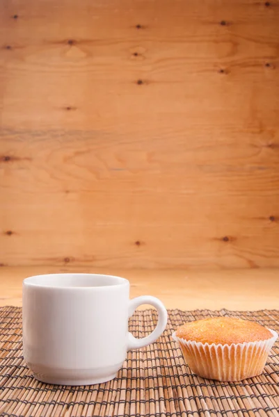 Кофе эспрессо в чашке белого фарфора на деревянной поверхности — стоковое фото