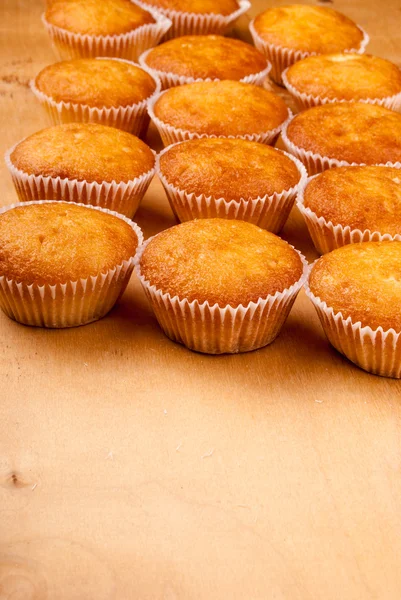 Close-up de cupcakes em tábua de madeira . — Fotografia de Stock