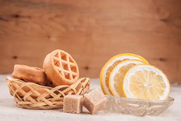Лимон и вафли — стоковое фото