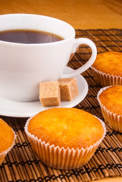 Espresso koffie in een kopje witte china over houten oppervlak — Stockfoto