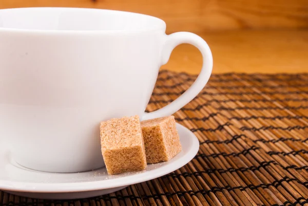 Koffie op tafel met bruine suiker — Stockfoto