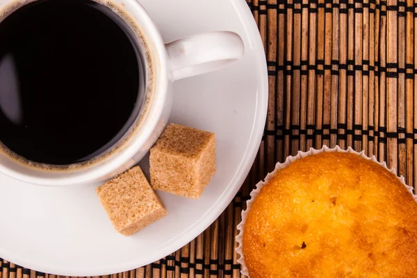 Espresso-Kaffee in einer weißen Porzellantasse über der Holzoberfläche — Stockfoto