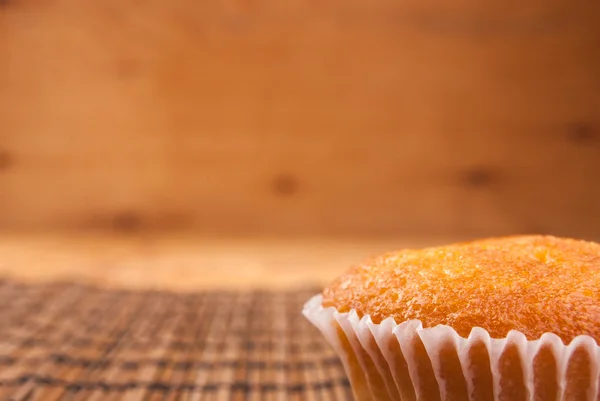 Close-up de cupcakes em tábua de madeira . — Fotografia de Stock